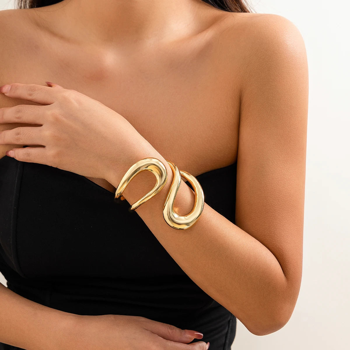 Punk Classic Geometric Twisted Open Bangles for Women Exaggerated Gold Color Heavy Metal Cuff Bracelet Fashion Party Jewelry New